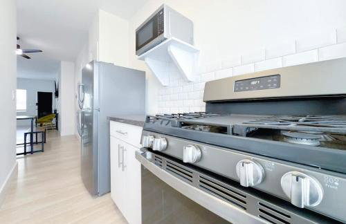 1BR Miami Beach Apt with King plus 2 Queens & Parking - Photo 11