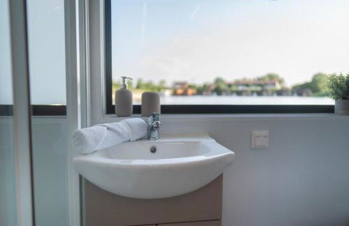 Lieblingsplatz Parey - schwimmendes Hausboot - Foto 13