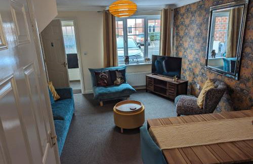 Modern 3 bedroom home *EVcharging* Garden, Parking - Photo 16