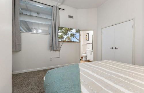 2BR Downtown Gem with Arcade games! - Sleeps 7 - Near Convention Center - Stadium - Photo 18