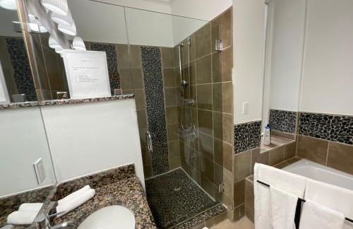 Classy Victorian Brownstone Subway Shopping - Photo 47