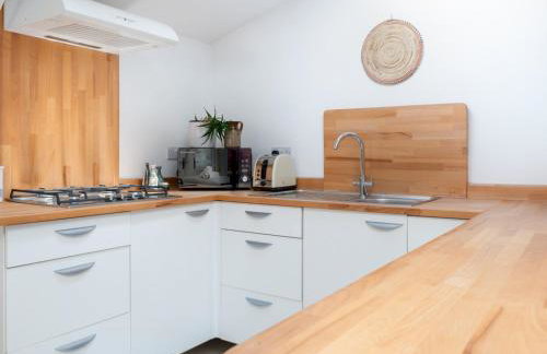 Bright & Airy Countryside Cabin Near Oxford, Perfect Getaway with Scenic Views - Pass the Keys - Foto 2