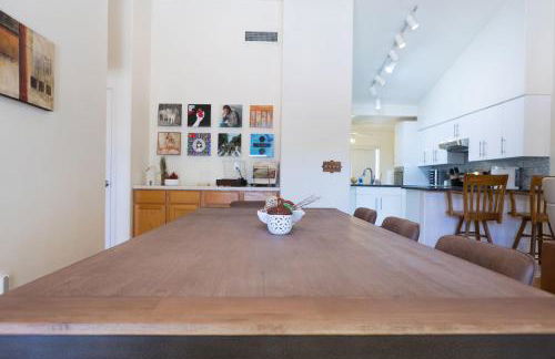 Modern House with Office Cornhole Near Freeways - Foto 14