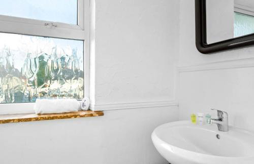 Stylish Four Bed House - 7 Guests - Garden - Parking - Netflix 802W - Foto 29