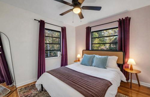 Spacious 4BD - Central Stay with Backyard & Games - Foto 41