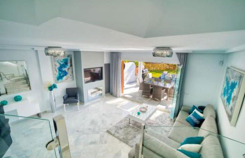 Marbella Luxury Home with Games Room & Sea Views - Photo 18