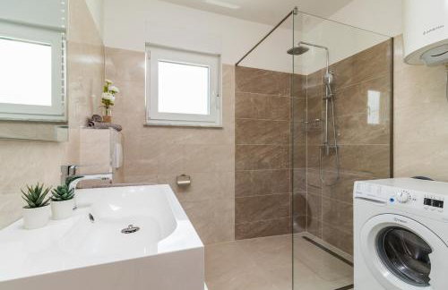 Family holiday house with private pool and playground - Foto 18