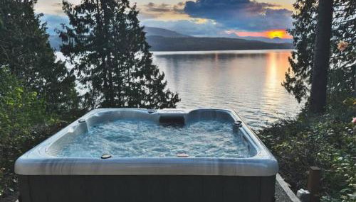 Waterfront Retreat with Fireplace, Hot Tub & Sauna - Foto 1