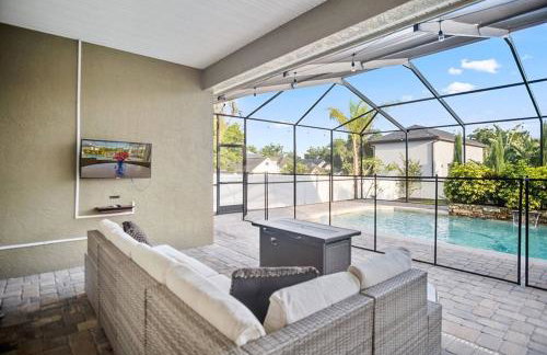Elegant Home with Pool, Office, Theater, and Fence - Foto 29