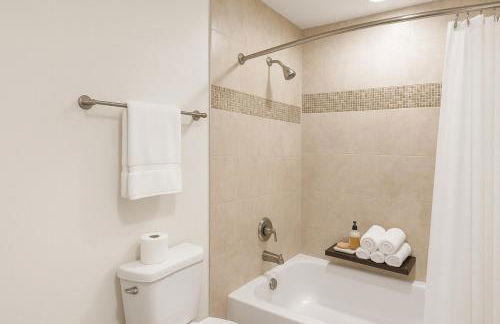 Majestic 2BR home in Houston with BBQ, Gym& Pool - Foto 3