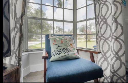 Central Perk Retreat | Heated Pool + Zoo 1 Block! - Foto 7