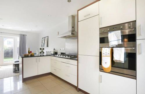 Stylish 6 Bedroom 3 Bathroom Detached House with Free Parking, Super-Fast Wifi, Pool Table, Smart TVs with Netflix by Yoko Property - Foto 27