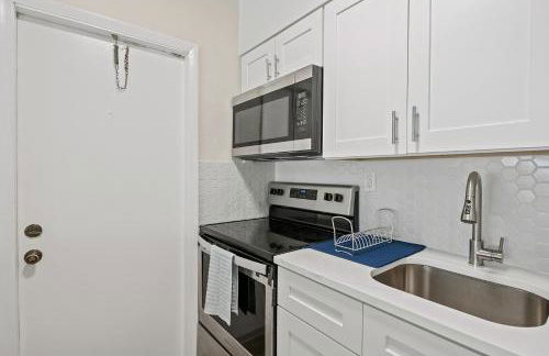 Comfy BNB w/ King Bed + Work/Travel + Beach 8 Min - Foto 7