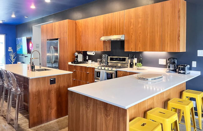 Massive Compound 20 Beds Rainey St 6 min Walk - Photo 23