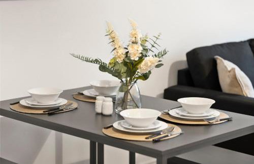 1Bed Gem Central Bletchley Perfect for Contractors - Foto 16