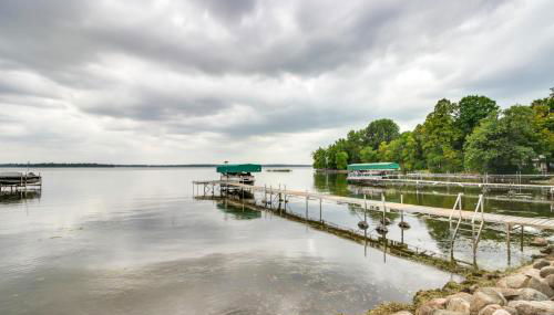 Lakefront Isle Escape with Dock and Fire Pit! - Foto 3