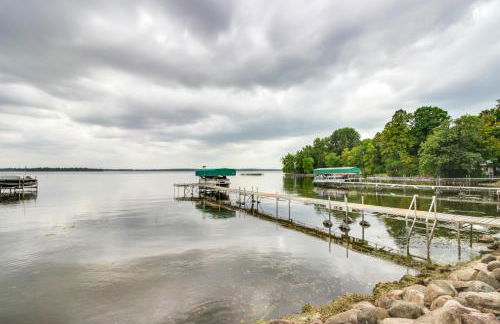 Lakefront Isle Escape with Dock and Fire Pit! - Foto 3