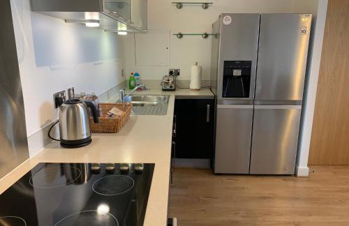 iSTAY APARTMENTS at VIZION - Fully Equipped Modern Serviced Apartments with Balconies, Superfast Broadband, Free Allocated Parking Space, 24h Security, Rooftop Gardens, Located in Central MK - Photo 13