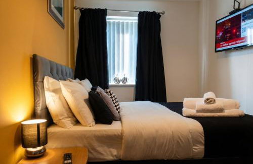 Bright 4 Bedroom Home in Walsall, Free Parking and for EVs - Photo 39