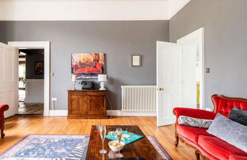 Cotswold Cheltenham, whole house with hot tub - Photo 4