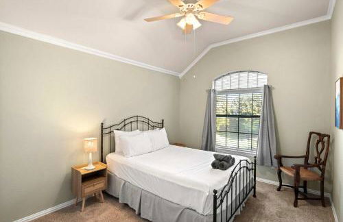 Spacious 4BR 3BA with Yard Mins to LakeLewisville - Foto 25