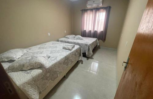 Check-in AUTÔNOMO, churrasqueira em Casa! Acesse 2ar, 2q,2B, pague 4 ou mais hóspedes, até 6 camas e tem pátio, garagem, roupa de cama, máquina de lavar roupas, portão eletrônico, todos privativos! Desconta duração! Entrada 15h adiante, inclusive madruga - Foto 1