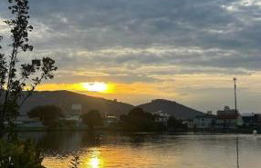 Apto na Praia João Rosa com vista Panorâmica para o Mar! 2 quartos, 2 camas de casal - Foto 18