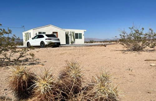 Serene Modern Home Backdoor with great WiFi, games, movies, patio seating and bbq Easy Access to North Joshua Tree National Park in 10 minutes - Foto 1