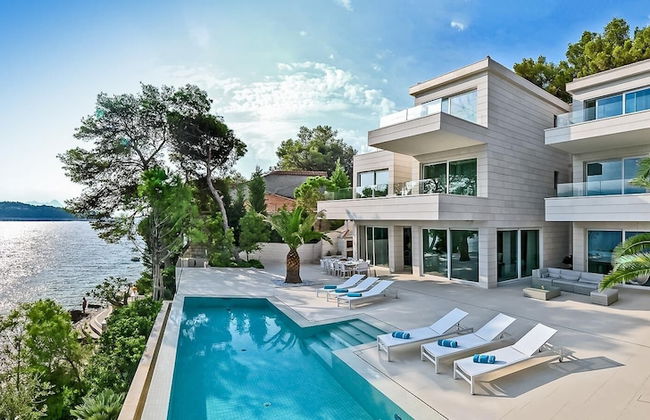 Beachfront Villa Seven Sins with Pool - Foto 37