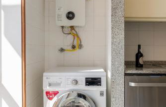 Bright Flat with Balcony & Garage by HostWise - Foto 31