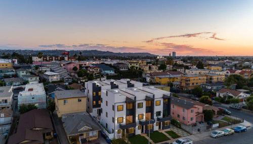 Luxury Modern 4 Bedroom 3 Bathroom Home with Rooftop Deck #1 - Foto 5