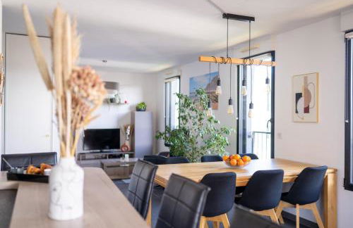 GuestReady - Chic Stay with Jacuzzi and Parking - Photo 37