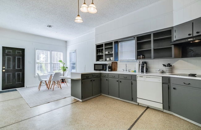 Corporate Comfort in Freetown - Port Rico Spacious Homes for Work Crews - Photo 22