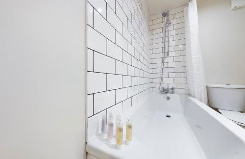 Redhill town centre apartment by Livingo - Foto 12