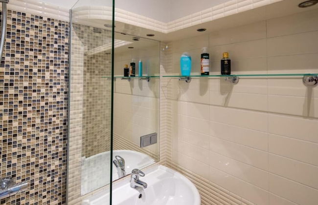 Hidden Gem Riga Apartment With Garden Views - Photo 14