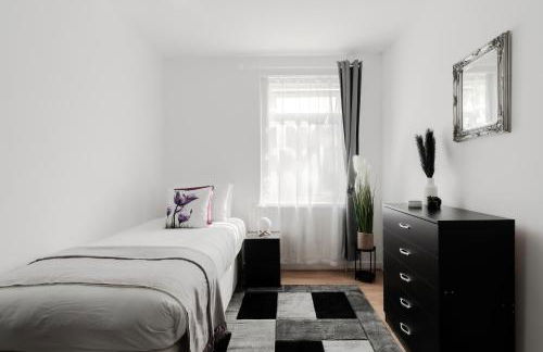 4 Bed House - Sleeps 8 - Garden Pets Wifi - Foto 14