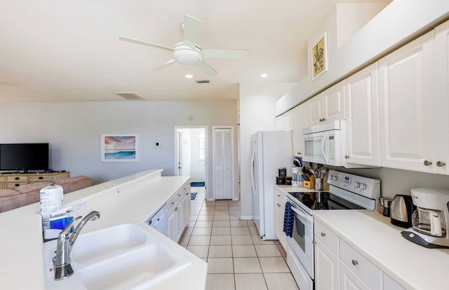 Private Pool, Pond Views, & Bonus Lounge in Gated Naples Community Drive to Dining & Sand - Foto 13