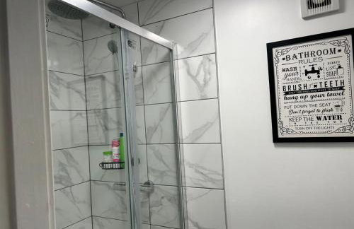 Modern & Cozy Gem - 10min to City Center - Parking - Foto 18
