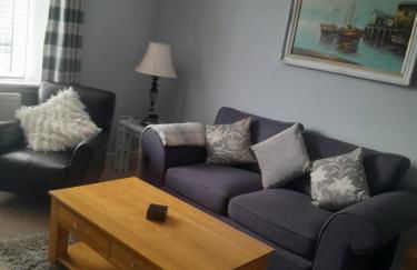 WELCOMEHOUSE close to east beach, shops, restaurants and RAF base - Foto 4