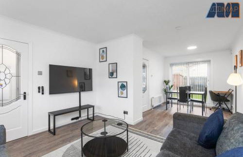 Modern 3 Bed Home in Bathgate with Garden - Photo 1