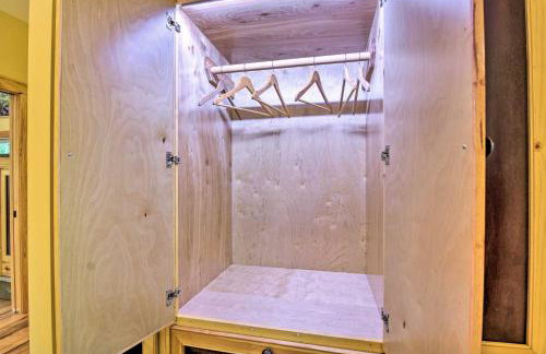 Romantic Asheville Area Cabin with Deck and Hot Tub! - Foto 21