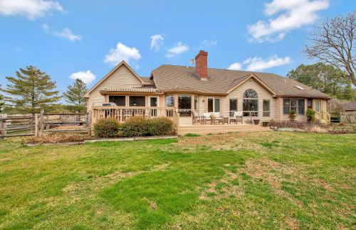 Gorgeous Creek Side Ranch-Style Estate With Dock - Foto 37