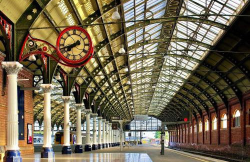 Apartment 4 - striking, 2 bedroom luxury apartment - close to town, mainline rail & theatre - Photo 34