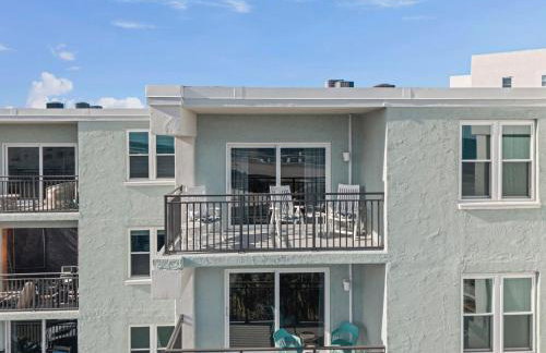 Polished oceanfront condo with pool access, private balcony & washer/dryer - Foto 20