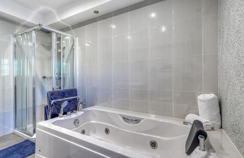 Golfinhos - MAGNIFICENT & SPACIOUS 5 BEDROOM VILLA - Foto 140