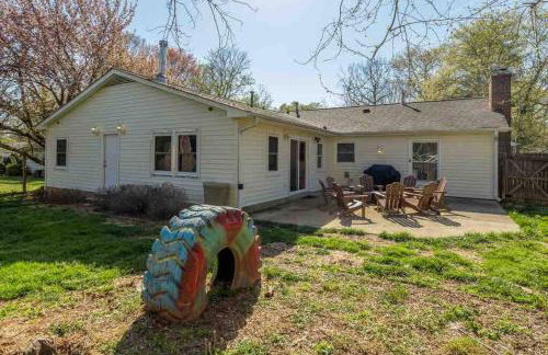 Greensboro Get-together, K Bed, Secret Playroom, central location - Foto 48