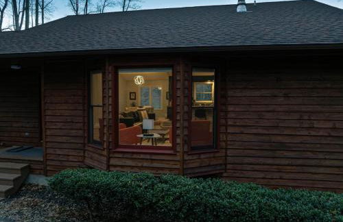 Majestic - Modern Cabin, Hot Tub, & Game Room! - Foto 28