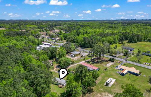 Spacious 2BR Retreat-10 minutes to the Beach! Pet Friendly! - Foto 43