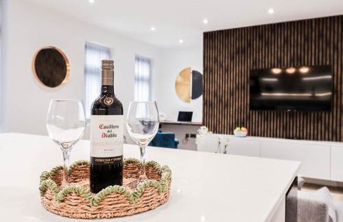 The Abbey Apartment - 1BR Apt with Dedicated Workspace, Fast Wifi & Stylish Kitchen Island & Free Secure Underground Parking - Foto 58