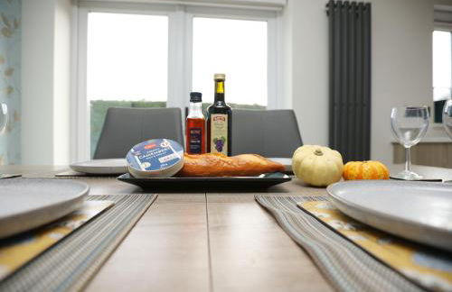 Is Y Coed Place By N And N Stays Ltd, Spacious 5 bed house in Wenvoe Cardiff, With Free Private Parking, Garden and WIFI - Photo 6